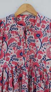 Robe en gaze de coton à motifs floraux : Col profond, imprimé en bloc - Product Image 4