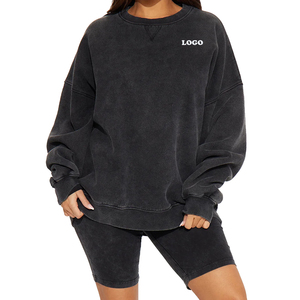 Ensemble 2 pièces sur mesure pour femme, sweat-shirt à col rond oversize et short / Noir uni, coton, coupe ample décontractée, toutes saisons - Product Image 1