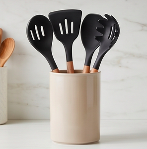 Ensemble d'ustensiles de cuisine en silicone avec manches en bois, design minimaliste noir mat, compatibles lave-vaisselle, pour le camping et l'hôtellerie - Product Image 3