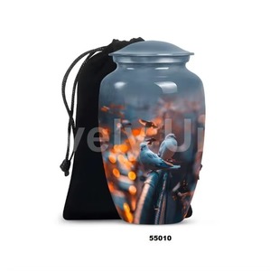 Urna para Cenizas de Bebé de Alta Calidad, Grabada a Mano, Blanca, Capacidad de 200 Pulgadas Cúbicas, Construcción de Níquel y Esmalte - Product Image 6