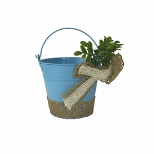 Pot de fleurs en métal bleu avec poignée, design rustique pour la décoration intérieure des plantes vertes, seaux vintage - Product Image 1