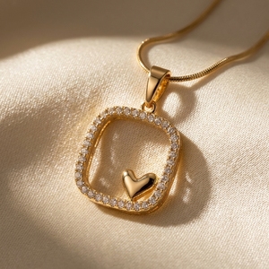 Collier pendentif de luxe en or massif 18 carats, style coussin, avec halo carré ouvert et diamants de laboratoire taillés, cœur intérieur poli - Product Image 4