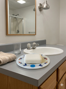 Jabonera de Piedra Blanca Hecha a Mano con Diseño Floral Azul para Accesorios de Hogar y Baño - Product Image 3