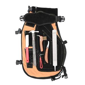 Herramienta de herrador con delantal acolchado de cuero para la espalda, cuchillo para pezuñas, cuchillo para recortar pezuñas, lima doble, martillo, cepillo de alambre y herramienta de recogida - Product Image 1