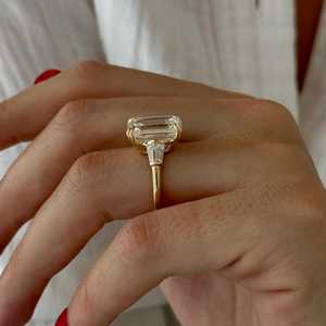 Bague à trois pierres en diamant de laboratoire taille émeraude 8 carats E VVS2, bague trilogie taille émeraude et baguette, certifiée IGI - Product Image 2