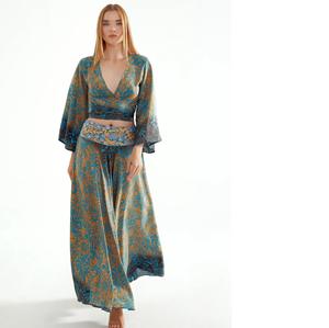 ชุดเซ็ตสองชิ้นพิมพ์ลายแฟชั่นสำหรับผู้หญิง – เสื้อครอปคอวีแขนทรงระฆังพร้อมกระโปรงยาวเอวสูง ชุดฤดูร้อน - คละแบบ - Product Image 1