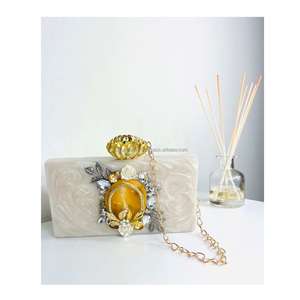 Vente en gros de pochettes en résine tendance pour femmes Accessoire de mode de haute qualité à des prix compétitifs de l'Inde - Product Image 1