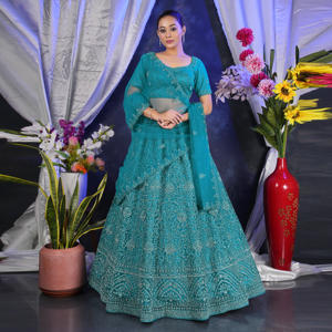 ชุดเลเฮนกาโชลีประดับด้วยงานปักดิ้นอย่างละเอียด กระโปรงทรงบานหรูหรา เสื้อทรงสง่างาม ผ้าคลุมไหล่บางเบา เหมาะสำหรับโอกาสพิเศษ - Product Image 6