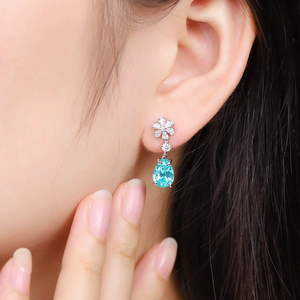 Boucles d'oreilles élégantes et uniques en argent avec un diamant bleu taille poire au centre et des accents de diamants blancs pour mariage - Product Image 5