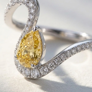 Anillo de cóctel con diamante cultivado en laboratorio, corte pera amarillo elegante, diseño de onda fluida en S, para mujeres elegantes, curvado de este a oeste, amarillo canario. - Product Image 2