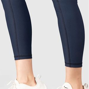 Leggings de yoga taille haute longueur intégrale avec design froncé aux fesses, sans coutures, extensibles dans les quatre sens, en Spandex et Nylon noirs - Product Image 6
