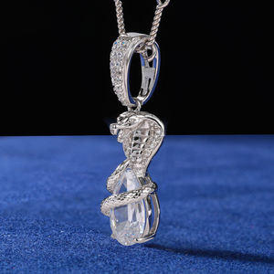 Pendentif Serpent Plaqué Argent avec Cristal Taillé en Poire et Strass Sertis, Breloque Animale Thème, Cadeau Unisexe, Style Classique - Product Image 1