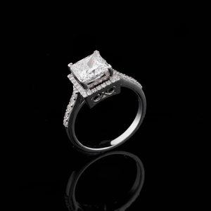 Bague de fiançailles en diamant taille princesse pour femme, argent 925 plaqué rhodium, design géométrique classique - Product Image 1