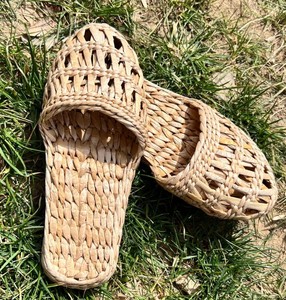 Pantuflas de Paja Tejidas a Mano: Calzado Ecológico para el Hogar - Product Image 1