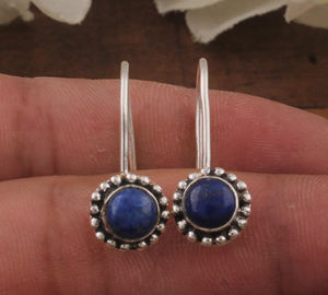 ต่างหูห้อยประดับพลอยลาพิสลาซูลีธรรมชาติ ทำด้วยมือ เงินสเตอร์ลิง งานวินเทจ เครื่องประดับงานแต่งงาน ดีไซเนอร์ - Product Image 4