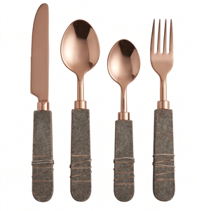 Ensemble de couverts plaqués cuivre avec poignées en cuir, design vintage, couverts durables, couteau, cuillère, fourchette pour le camping - Product Image 1