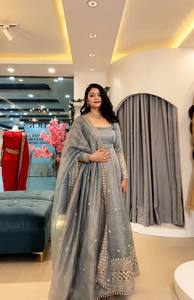 Elegante Traje Anarkali Gris de Rayón con Bordado Dorado, Vestido de Novia Tradicional Indio Largo Hasta el Suelo para Mujer - Product Image 2