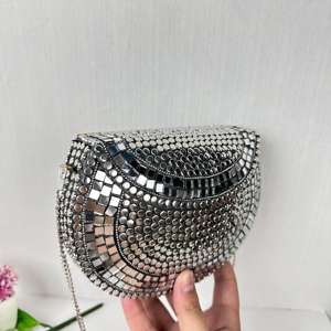 กระเป๋าคลัทช์โลหะทำมือที่ดีที่สุดของกลุ่มชาติพันธุ์สำหรับงานแต่งงานสไตล์แฟชั่นลูกปัดสีทองหลายสีกล่องโลหะปักพลอยเทียม - Product Image 3