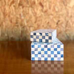 Boîte de rangement rectangulaire empilable en MDF avec incrustation de os de style arabe, motif damier bleu et blanc, design classique - Product Image 2
