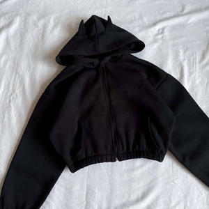 Nuevo Diseño Sudadera con Capucha Corta para Mujer Estilo Y2K Gótico con Cuernos de Diablo Negros, Cremallera y Acento de Cuerno 3D, con Dobladillo Elástico Fruncido - Product Image 1