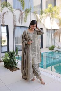 Conjunto tradicional indio pakistaní de salwar kameez con dupatta y bordados para cualquier ocasión, atuendo elegante para mujer. - Product Image 2