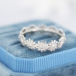 Anillo de Plata de Ley con Flor de Margarita, Anillo Infinito con Flor, Anillo de la Amistad, Joyería Inspirada en la Naturaleza - Product Image 1