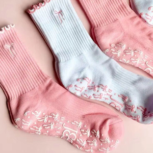 Chaussettes de sport antidérapantes en coton extensible respirant et confortable pour yoga, pilates et fitness, idéales pour l'entraînement en intérieur - Product Image 6