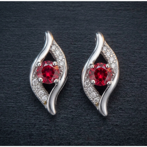 ต่างหูทรงกลมประดับทับทิมแดงขนาด 8 มม. ยาว 3 นิ้ว ประดับเพชร CZ เงินแท้ 925 ชุบทอง 18K ต่างหูแบบห้อย ดีไซน์โดดเด่น ราคาขายส่ง - Product Image 4