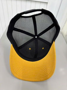 Gorra Trucker Amarilla de Corona Alta con Malla Negra Ajustable para Hombre y Mujer, Estilo Urbano, Hecha en Vietnam - Product Image 5
