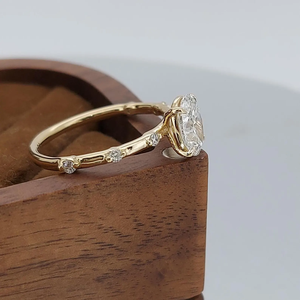 Bague de fiançailles de luxe en or 18 carats avec halo de diamants de laboratoire et perle d'eau douce taille ovale sertie à griffes, design classique pour femme - Product Image 4