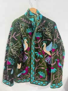 Veste en velours brodée Suzani pour femme, faite à la main, motif floral, style bohème ethnique, manteau d'hiver, vêtement d'extérieur de créateur indien, usine d'exportation - Product Image 4