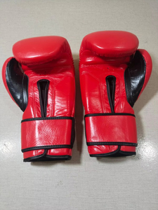 Guantes de Boxeo Profesionales Rojos Cleto Reyes, de Cuero, con Cierre de Velcro en la Muñeca, Alta Calidad, Ligeros e Impermeables - Product Image 5