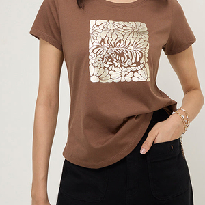 เสื้อยืดแขนสั้นคอกลมสีน้ำตาลสำหรับผู้หญิง พิมพ์ลายดอกไม้ ทรงปกติ สวมใส่สบายๆ สำหรับฤดูใบไม้ผลิและฤดูร้อน ผ้าฝ้ายเจอร์ซีย์ 100% - Product Image 3