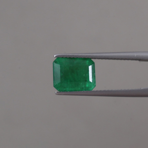 Émeraude Naturelle en Gros Certifiée IGI, Pierre Précieuse Non Montée, 3,75 Carats, Coupe Émeraude, Forme Octogonale 10x8mm, Vert Premium à Changement de Couleur - Product Image 1