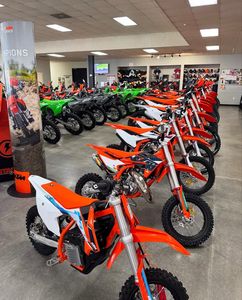 รถมอเตอร์ไซค์วิบาก KTM 250XC-W 2 จังหวะ ปี 2026 สีส้ม-ดำ เบาะสีเงิน ท่อไอเสียสีเงิน พร้อมการรับประกัน - Product Image 1