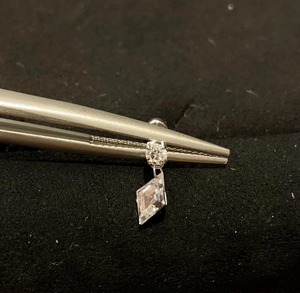 ต่างหูเม็ดเดี่ยวประดับเพชรเม็ดเดี่ยวสีทอง14K สำหรับผู้หญิง | เครื่องประดับงานแต่งงานและงานครบรอบหรูหรา - Product Image 1