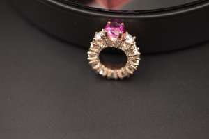 Bague en or jaune 18 carats de qualité supérieure avec pierre rouge et diamant pour femmes, fournisseur de bagues en or fin en gros à vendre - Product Image 5
