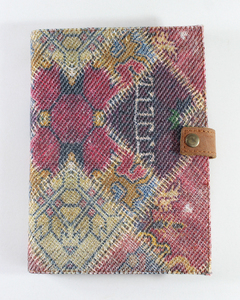 Couverture en Kelim/Dhurry tissée à la main, joliment cousue avec des poches en cuir à l'intérieur pour contenir un carnet de notes. - Product Image 1