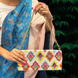Bolso de mano tipo sobre personalizable con cuentas de semilla a rayas y lentejuelas arcoíris, para noche, boda, fiesta, cóctel y eventos formales - Product Image 5