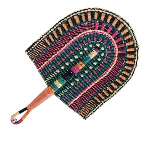 พัดสานจากหญ้าทะเลแบบพิเศษ สีเขียวเข้ม ชมพูร้อน และสีเบจ  งานฝีมือสำหรับคลายร้อนในฤดูร้อน และตกแต่งภายใน - Product Image 5