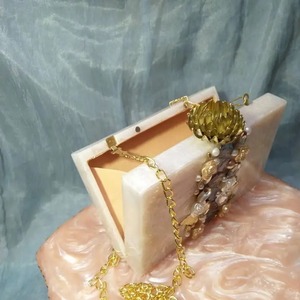 Bolso de mano artesanal de resina con diseño floral, decoración artística, bolso de noche para decoración del hogar con estilo moderno por UO INDIA - Product Image 4