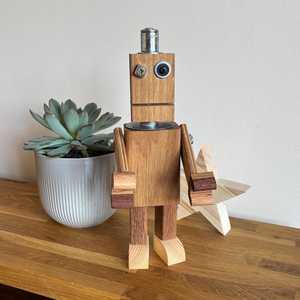 Statue de robot artisanale en bois, figurine décorative en bois naturel pour l'étagère du salon et les cadeaux - Product Image 1