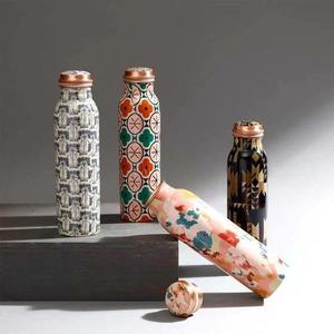 Botellas Artesanales Indias de Cobre Puro, Gama de Botellas de Hidratación de Cobre con Acabado Mate y Martillado, Impresas con Esmalte de Lujo - Product Image 2