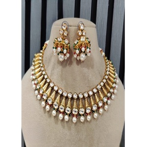 Conjunto de Collar y Pendientes Chapados en Oro Radiante con Cristales de Estrás y Perlas, Diseño Clásico con Borlas para Mujer, Joyería de Boda - Product Image 1