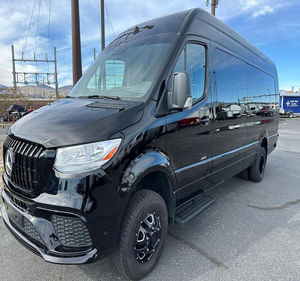 Furgoneta de Carga MERCEDES-BENZ Sprinter, Volante a la Izquierda, Exterior Blanco y Negro, Interior Claro, Caja de Cambios Automática, Tracción en las Cuatro Ruedas - Product Image 1