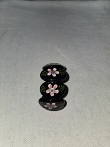 Presse-papiers rond en résine fait main, motif floral noir et rose, peint à la main, pièce d'art de collection par Arif Handicrafts. - Product Image 1