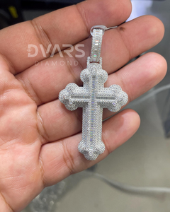 Pendentif Croix Gothique en Moissanite VVS Effet Baguette Glacée, Argent Sterling 925 Plaqué Rhodium de Luxe, Breloques Croix Personnalisées - Product Image 1