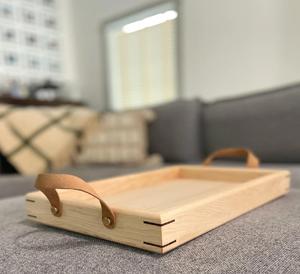 Plateau de service moderne en érable avec poignées en cuir, détails en noyer, finition laquée - Plateau ottoman en bois minimaliste pour cuisine et bureau (modèle simple) - Product Image 1