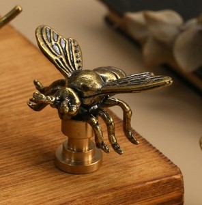 Poignée de tiroir et bouton de porte de style européen moderne, design solide, dernière tendance pour meubles de cuisine, commodes et placards d'hôtels - Product Image 1