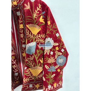 Chaqueta de terciopelo rojo con bordado Suzani, abrigo hecho a mano para invierno, unisex, de algodón con forro interior de algodón. - Product Image 2